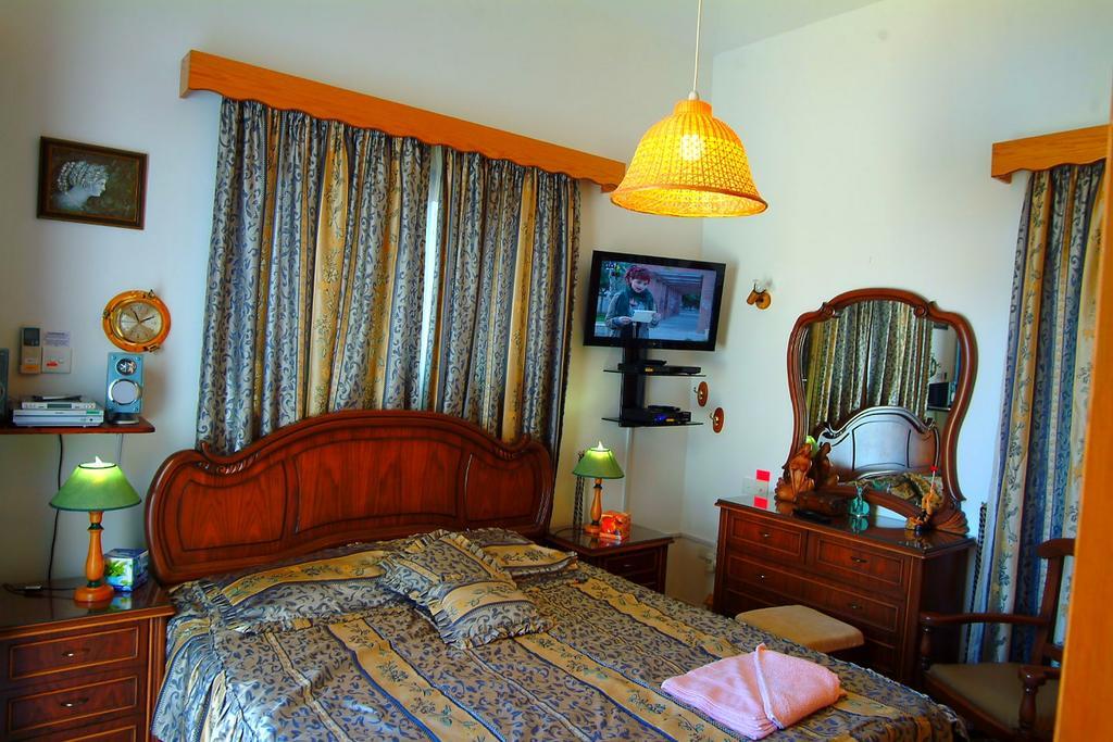 Astrofegia Beachfront Villa Pomósz Szoba fotó